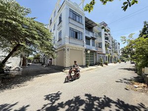 nhà đường thông xe hơi, sau trường tiểu học, dt:4x15m, lửng, 2 lầu, 4pn, gara ô tô, phòng thờ, q12