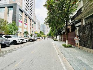 nhà phố hoàng quốc việt - vị trí đắc địa, thiết kế hiện đại
chỉ 22,5 tỷ có nhà 90 mt rộng