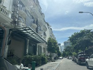 chủ nhà cần bán gấp căn liền kề mặt vườn hoa. giá chỉ 4x tỷ