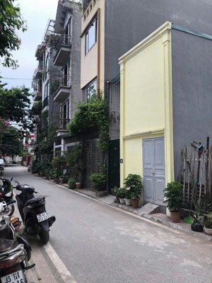 hiếm! đất phân lô vỉa hè, mặt tiền 4,9m, ở hay kinh doanh đều được. 6,9 tỷ rẻ nhất long biên.