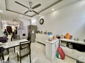 gấp bán nhà bồ đề 58m2-hơn 9 tỷ-dân xây-3 bước ra hồ-full nội thất-siêu hiếm-sổ vuông
