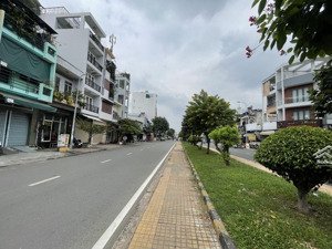 2x tỷ- khách sạn mt tân phú, đường 20m, doanh thu 200tr/tháng. dt 5.5x29m, 7 tầng có thang máy