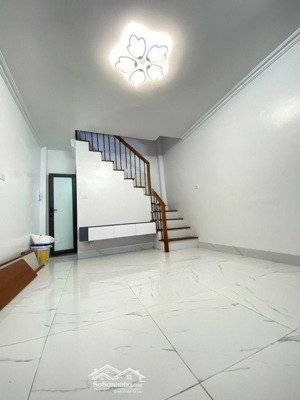 bán nhà lê văn hiến, sát hv tài chính, 20m2 chỉ 4.5 tỷ, phân lô, ô tô đỗ, an sinh tuyệt vời