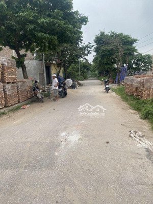 bán gấp mảnh đất dt sử dụng 115m2. mt 5m. giá 4.1 tỷ. gần trung tâm xã ủy. thuận tiện cho đi lại