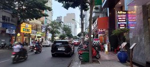 sót lại vị trí đẹp, rất đông khách du lịch tại phố tây, giá thuê 60 triệu/ tháng, kinh doanh tự do