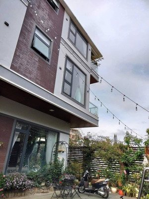 cho thuê villa sân vườn trung tâm đà lạt 25tr/tháng đường xe 16 chỗ hẻm lê hồng phong