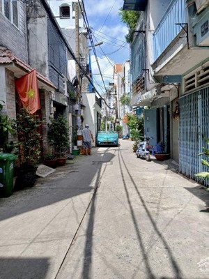 xe hơi đỗ cổng - (28m2) - sổ vuông vức - cạnh khu bàu cát - (2pn) - hơn 3t xíu