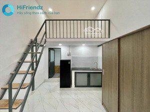 gác 2m với tay đi bộ qua đại học uth