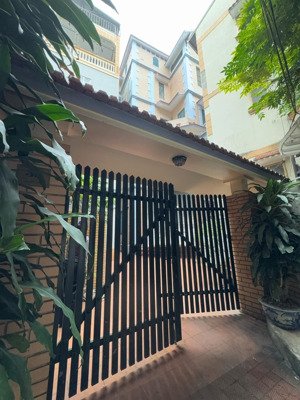 chính chủ bán siêu phẩm biệt thự giữa lòng hồ tây -phố trịnh công sơn