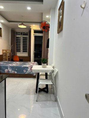 studio ban công - cửa sổ lớn full nội thất gần bùi viện