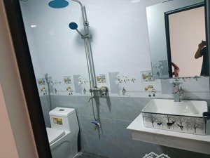 cc cần bán nhà xây mới oto đỗ đầu ngõ vài phút ra tới ql21b vài bước chân tới chợ, trường học ..