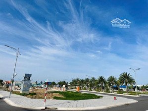 cần ra lô 100m2 nằm ngay đại lộ (60m) dẫn về sân bay long thành, sổ sẵn, dân cư đông đúc, giá 900tr