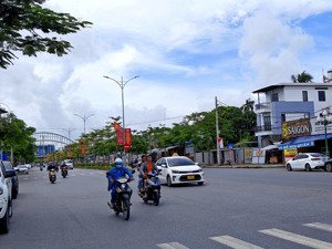 cho thuê nhà lô góc mặt tiền 12m phố hồ sen, vỉa hè rộng