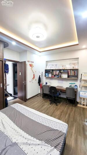 Chỉ hơn 3 tỷ xíu nhà 3,5 tầng cực đẹp ngay trường cấp 3 Hồng Bàng