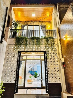 bán gấp nhà đường oto ở đ.hoàng văn thụ-p8-q.phú nhuận. giá 2tỷ990/69m2,cho thuê 19tr gần công viên