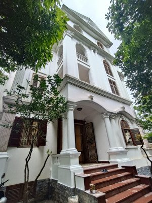 cho thuê nhà kđt tp giao lưu - phạm văn đồng 200m2, 5 tầng 1 hầm. thông sàn. thang máy. 75 triệu/th