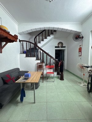 bác tôi cần bán gấp nhà dân xây rất chắc chắn - 42m - giá chỉ 6.1 tỷ. phố ngọc lâm thông hồng tiến.