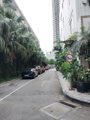 biệt thự nhà vườn - xuân thuỷ - cầu giấy có 1 không 2. 85m 5 tầng 32 tỏi ở sướng