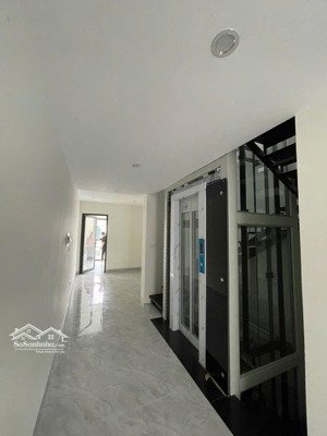 cho thuê văn phòng 4 tầng, thang máy, điều hoà full, đường 13,5m. giá 23tr/ tháng. 