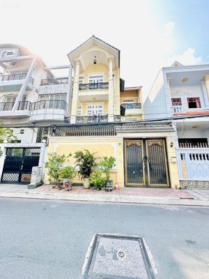 cho thuê biệt thự 1/ dương quảng hàm - (8*17m) 3 lầu p5 tp. hcm gần tòa án