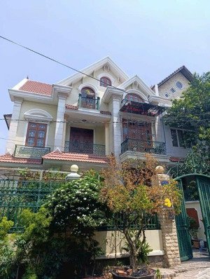 cho thuê biệt thự bên sông 7 phòng có hầm để xe, phường tân phong, quận 7
