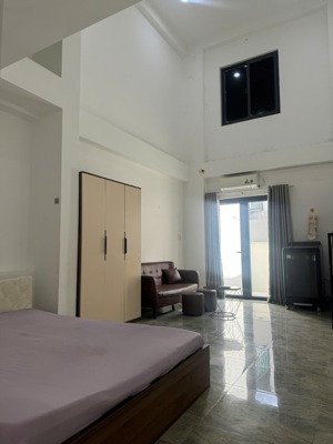 phòng ngủ rộng 40m2 ban công thoáng mát ngay trung tâm quận 8