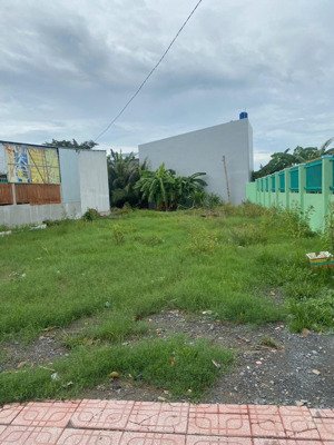 đất ngộp bán nhanh lô đất thổ 120m2. mt đường phú chánh, tân uyên, bình dương, shr