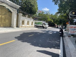 cần bán căn nhà đường lê thị kỉnh. dt: 10m x 30m, đang thu nhập 40tr/tháng. giá 34,5 tỷ.