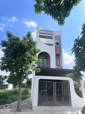 chính chủ cần ra lô đất siêu phẩm giá 2 tỷ 3 vị trí đắc địa ngay mặt tiền phùng hưng