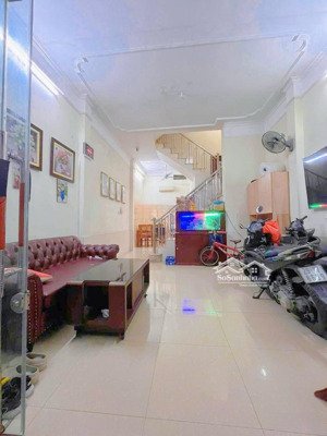 hàng hiếm sót lại! chỉ hơn 3 tỷ đường song phương. 40m2*2t, mt 3,7m. 2pn, 2 thoáng. ba bước ra phố.