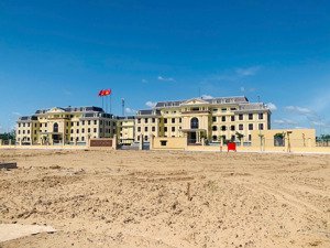 lô đất 100m2 nằm ngay tthc thủ thừa giá cực sốc. lh để xem sổ ạ