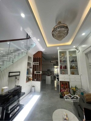 giảm 310 triệu. bán nhà mặt tiền hoa lư, 3 tầng, 4pn, 4wc, gần chợ, trường học. lh: 