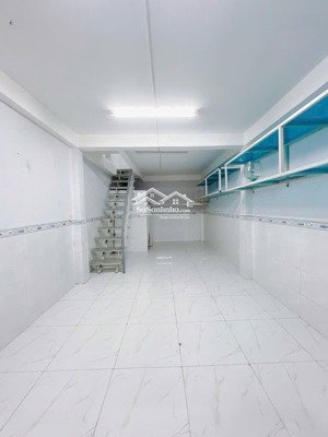 cho thuê nhà 2 phòng ngủ mặt tiền đường số quận 4