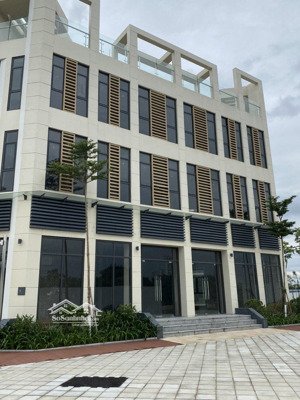 chính chủ bán shophouse starlake tây hồ tây 172m2, mặt đường 40m, 5 tầng, mặt tiền 8.5m, sổ sẵn