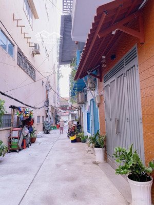 bán nhà đẹp hẻm 900 trần hưng đạo. dt : 25m, 2 phòng ngủ. 2wc