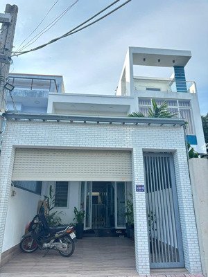 nhà lầu hoàn công 110m2 4pn có pn dưới trệt sân đậu ô tô, giá 4.4 tỷ bao sang tên