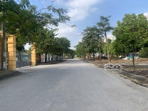 chính chủ chị gái cần tiền đi mỹ bán đất tái định cư hoa động cự khối, gần hồ giá chưa tới 13 tỷ