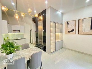 nhà mới 5 tầng có thang máy ở ngay gần ngã tư sở sổ chính chủ 7.2 tỷ