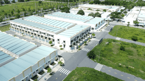 Bán nhà 1 trệt + 1 lầu, ngay KCN Phước Đông, Tây Ninh. MT đường nhựa, KDC đông. Hỗ trợ vay 70%