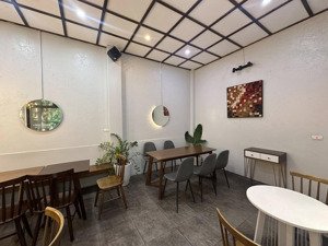 cho thuê nhà mặt phố chùa láng dt 60 m2 x 5 tầng, mt lô góc 10 m,có thang máy, lh 