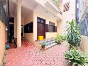 bán nhanh biệt thự nhỏ giữa lòng hồ tây - 30m ra phố đi bộ trịnh công sơn - ô tô tránh dừng đỗ