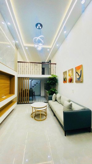 nhà đẹp phố tôn đức thắng. ngõ rộng ba gác đỗ cửa. full đồ như hình . sổ đỏ hoa hậu.