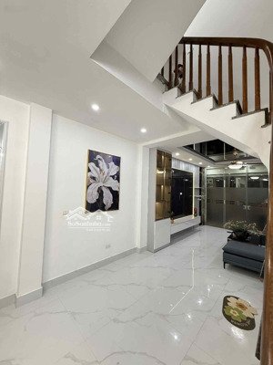 mình chính chủ bán căn nhà xây mới 7ty35 tại hồ tùng mậu-cầu giấy.
-nhà ngay tuyến đường sắt metro