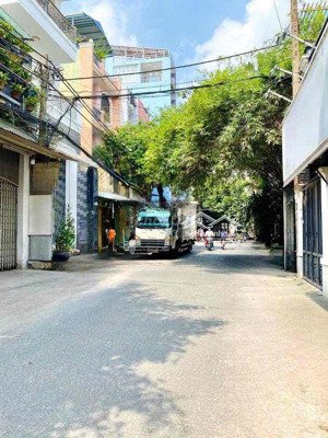 đường 8m vị trí kd cực đỉnh ngay khu bàu cát - kế bên công viên, dt: 4.8x14m [nở hậu 5m]. giá 12 tỷ