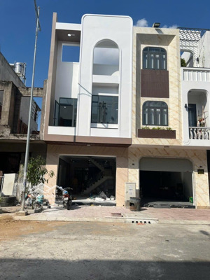 giá rẻ bất ngờ, nhà mới 100% - kdc đẹp, đường rộng, ngay công viên tân đông hiệp