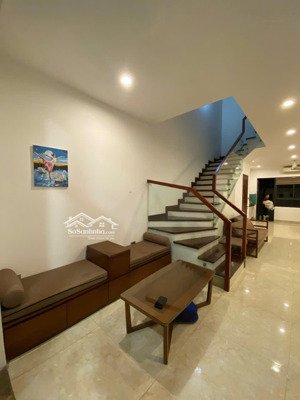cho thuê biệt thự vinhomes full nội thất .
lh em 