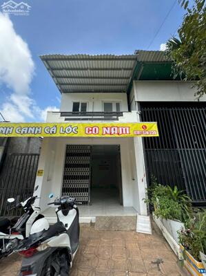 Cho thuê nhà 1 trệt 1 lầu mặt tiền đường sông hậu, gần sân vận động