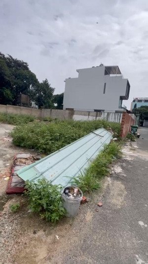 chính chủ cho thuê nhà cấp 4 1065m2. diện tích: 26m x 42m. đường 8m ô tô lê văn việt