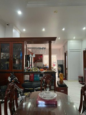bán gấp biệt thự - hẻm xe tải- đường ông ích khiêm. dt : 6.8m x 27m. đất 181m. 3 lầu