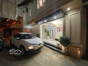 nguyễn cao 33/38m 4 tầng mặt tiền 5m 9.5 tỷ hai bà trưng . ngõ rộng kinh doanh mọi mặt hàng bay nha